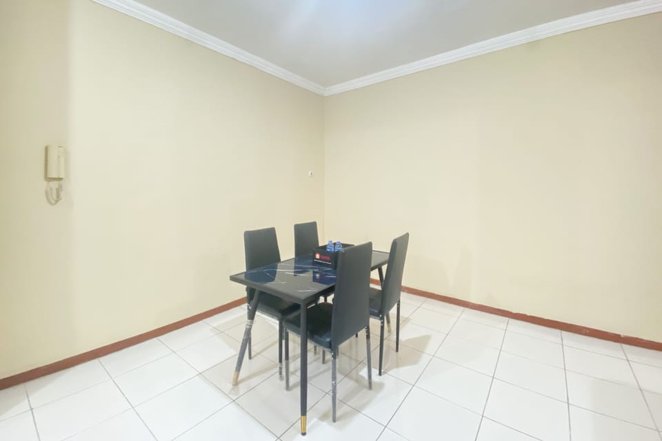 Apartment, 2 Bedrooms | Dining room