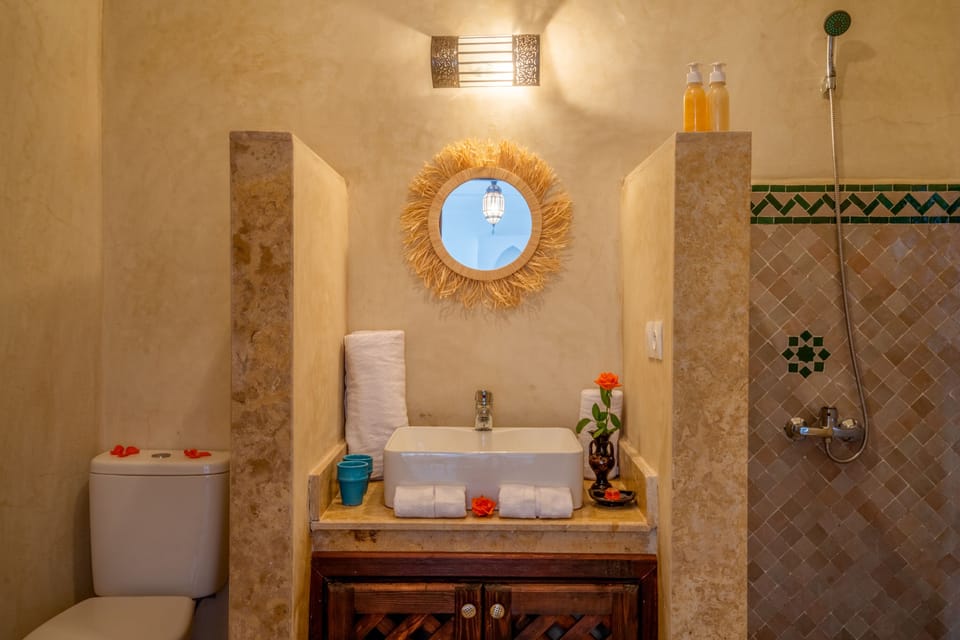 Shower, rainfall showerhead, free toiletries, hair dryer