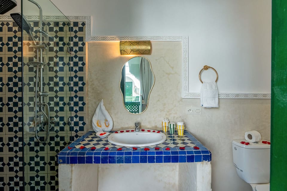 Standard Double Room | Bathroom | Shower, rainfall showerhead, free toiletries, hair dryer