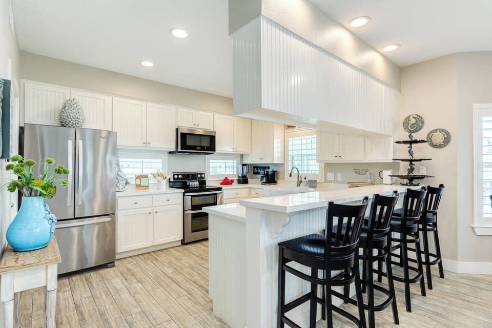 Grab a quick bite or watch the family chef in action at the breakfast bar