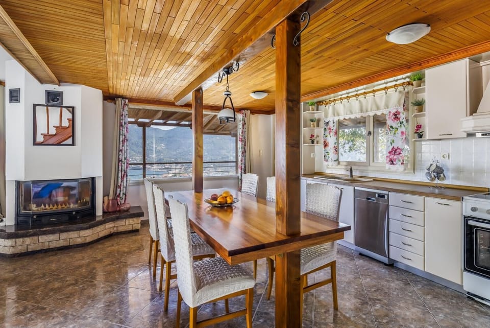 Equipped kitchen and dining table