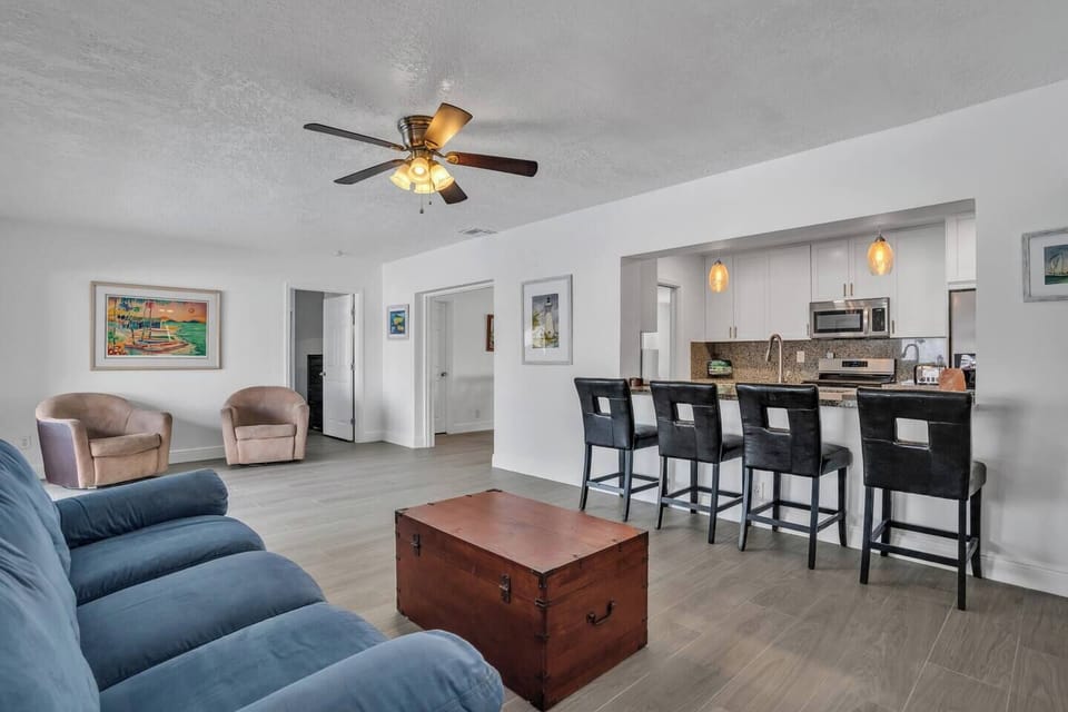 Additional dinning area in the Florida room, and door way to Junior suite or bedroom 2  (wide door)