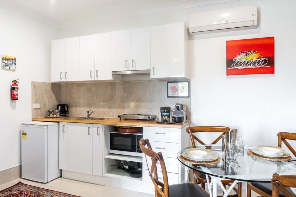 Mini fridge, microwave, cutlery and a coffee machine. The basics you need to prepare a simple meal if you don`t fee like eating out at the local restaurant`s and cafe`s within walking distance of the studio.