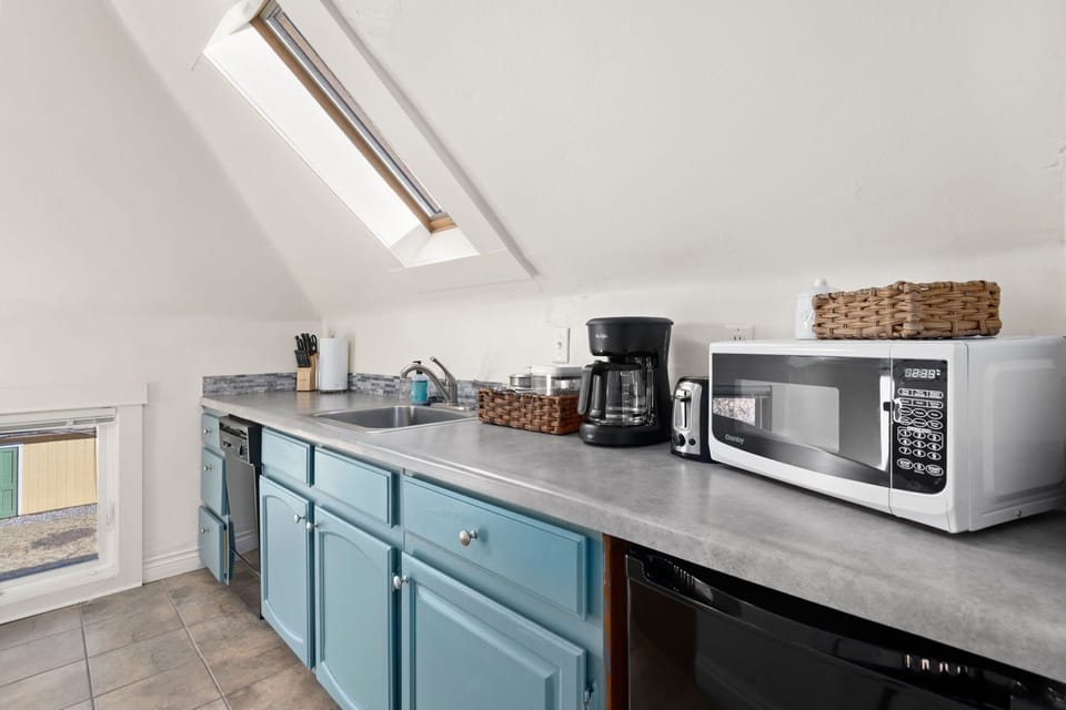 Apartment, 2 Queen Beds, Patio, Garden View (118 Whitcomb - Unit B (upper)) | Private kitchen | Fridge, microwave, oven, stovetop