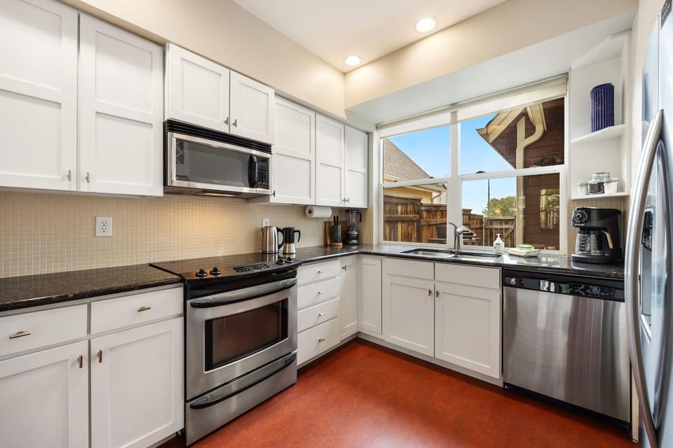 House, Multiple Beds, Kitchen, Garden View (802 Heschel St. (Unit B)) | Private kitchen | Fridge, microwave, oven, stovetop