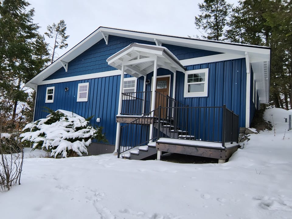 Cozy lake view cottage