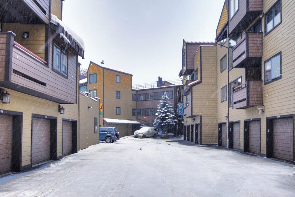 This unit offers 1 outdoor parking spot on a first come, first serve basis.