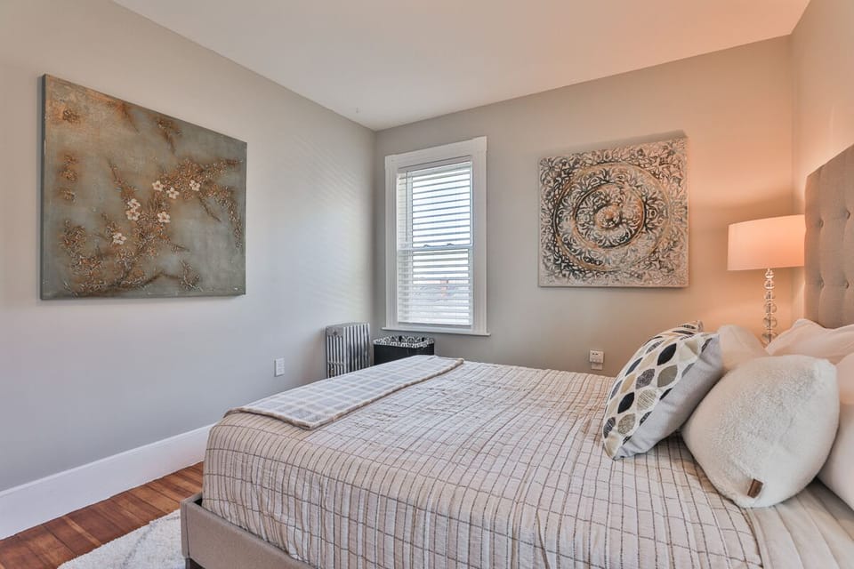 Queen Bed Bedroom 1