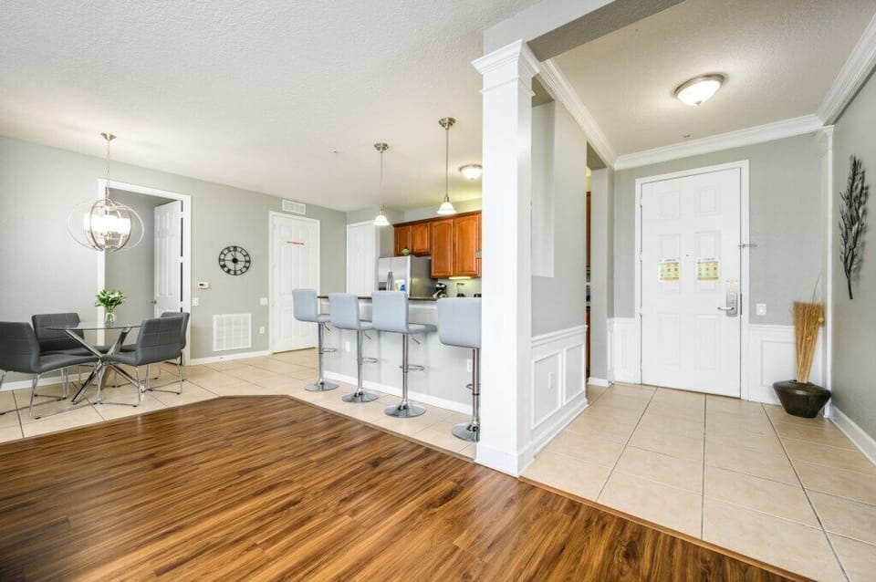 Foyer and Breakfast Bar