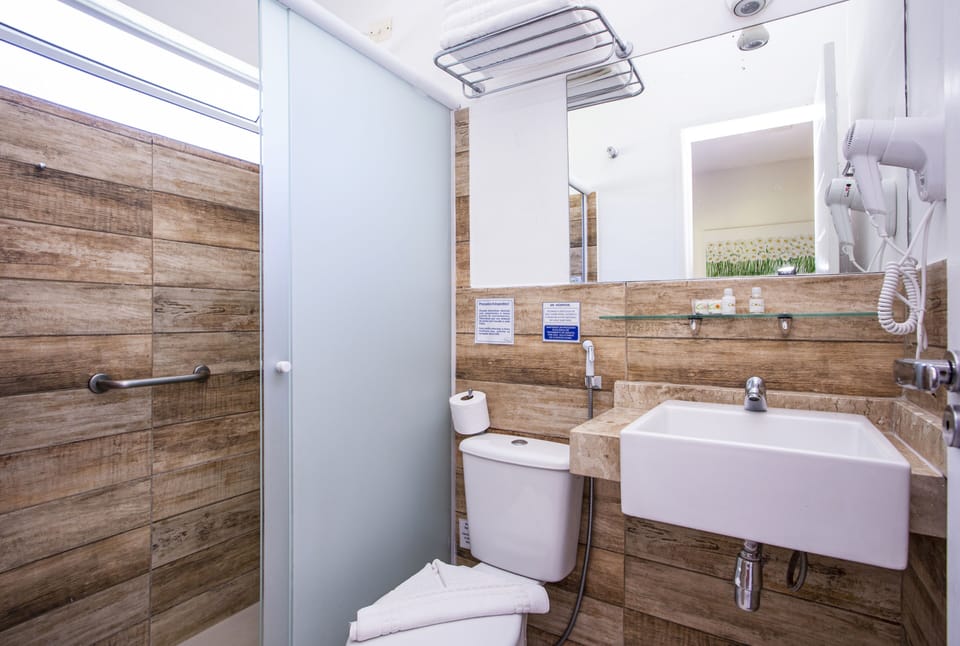 Comfort Apartment | Bathroom | Hair dryer, towels