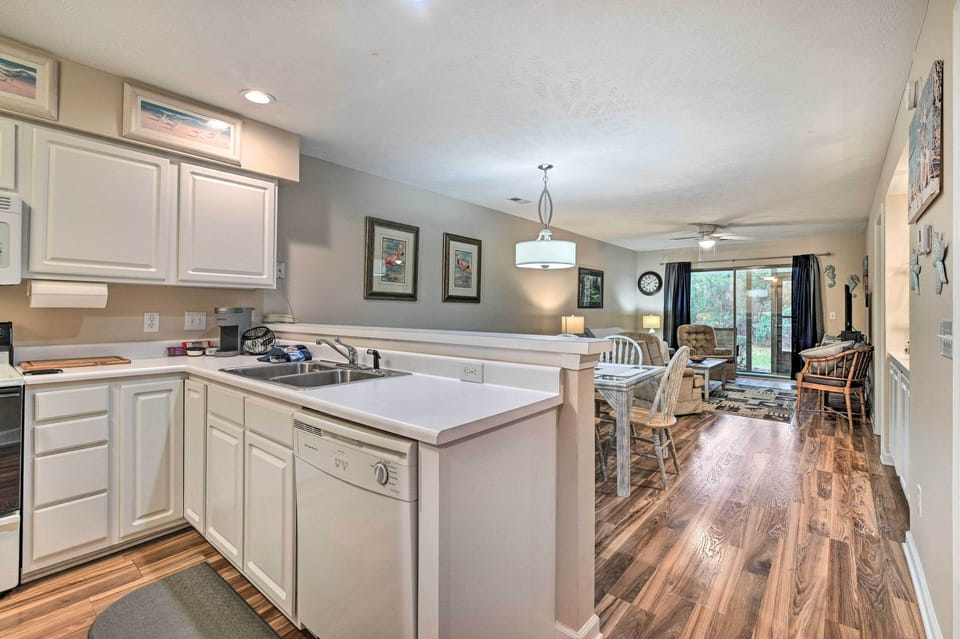 Kitchen | Cooking Basics | Coffee Maker | Paper Towels/Trash Bags Provided