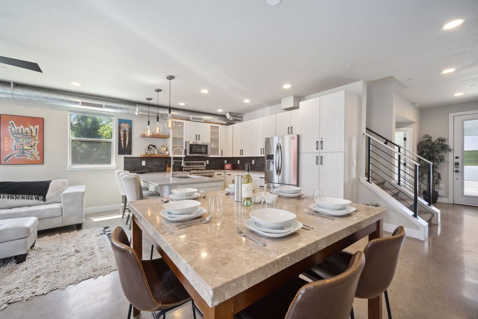 House, Multiple Beds, Patio, Garden View (750 Jerome St. (Unit 1)*) | Interior