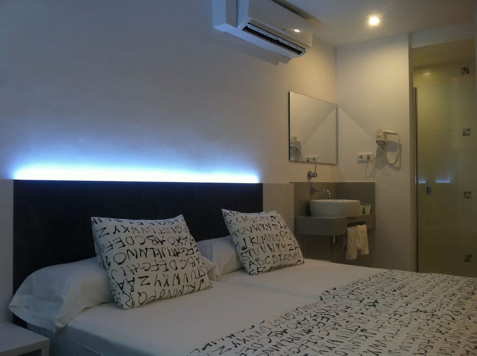 Double Room | Memory foam beds, soundproofing, iron/ironing board