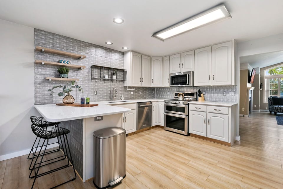 House, Multiple Beds, Hot Tub, Garden View (1500 Park Drive) | Private kitchen | Fridge, microwave, oven, stovetop
