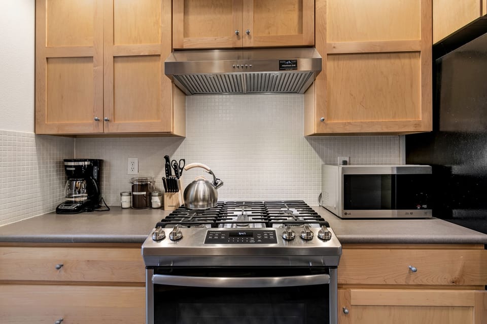 House, Multiple Beds, Patio, Garden View (827 Heschel St. (Unit B)) | Private kitchen | Fridge, microwave, oven, stovetop