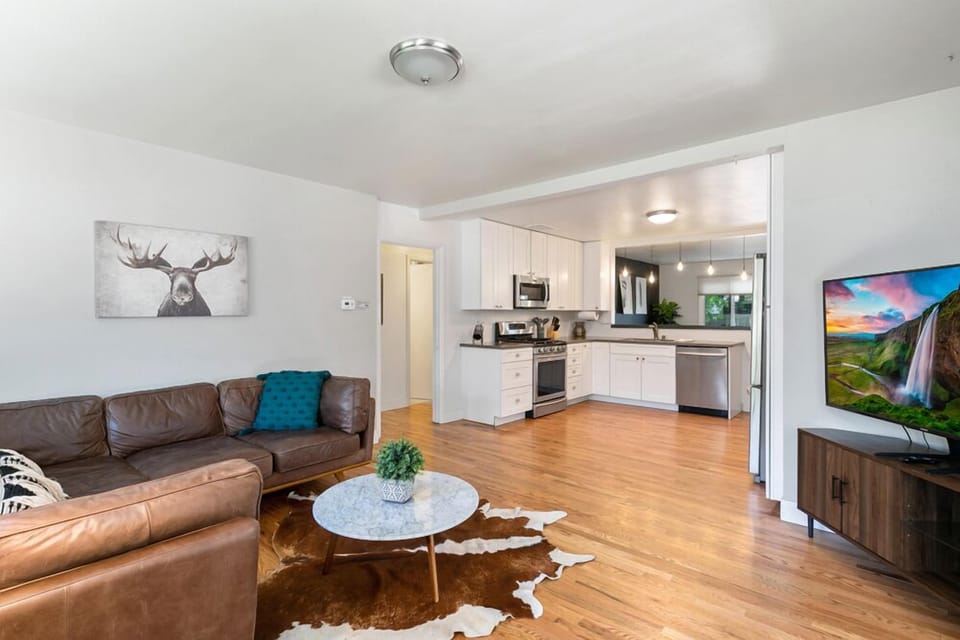 House, Multiple Beds, Hot Tub, Garden View (1112 Cherry St.) | Living area | 40-inch TV with digital channels