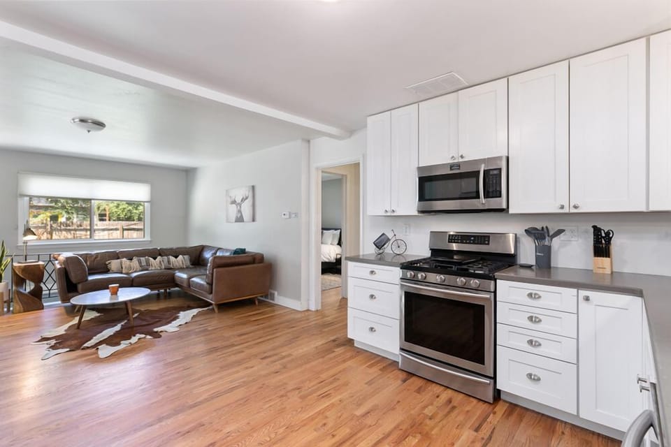 House, Multiple Beds, Hot Tub, Garden View (1112 Cherry St.) | Private kitchen | Fridge, microwave, oven, stovetop