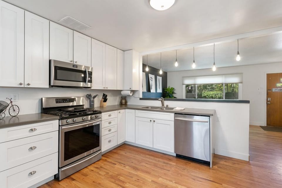 House, Multiple Beds, Hot Tub, Garden View (1112 Cherry St.) | Private kitchen | Fridge, microwave, oven, stovetop