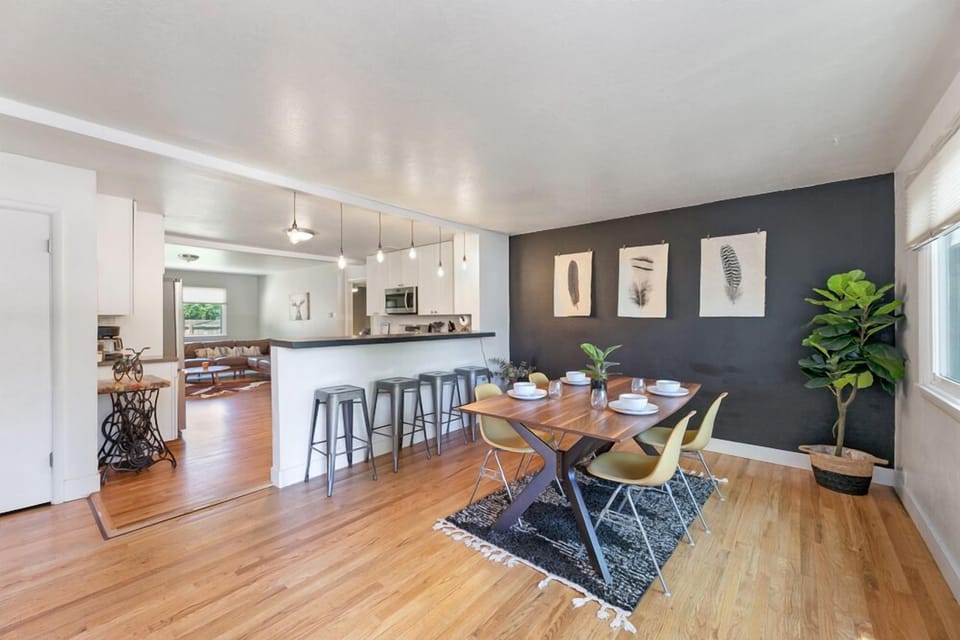 House, Multiple Beds, Hot Tub, Garden View (1112 Cherry St.) | Dining