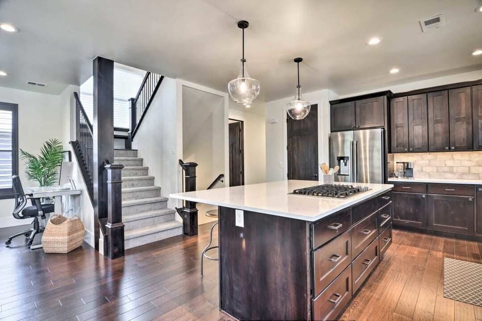 House, Multiple Beds, Patio, Garden View (327 N. Loomis Ave*) | Private kitchen | Fridge, microwave, oven, stovetop