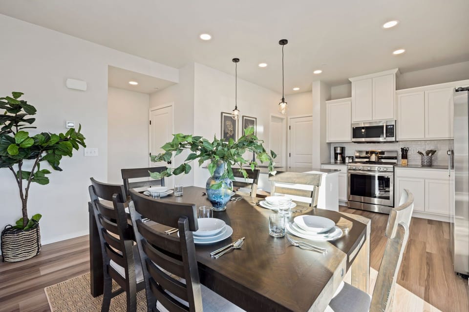House, Multiple Beds, Patio, Garden View (2908 Barnstormer St Unit #1) | Dining