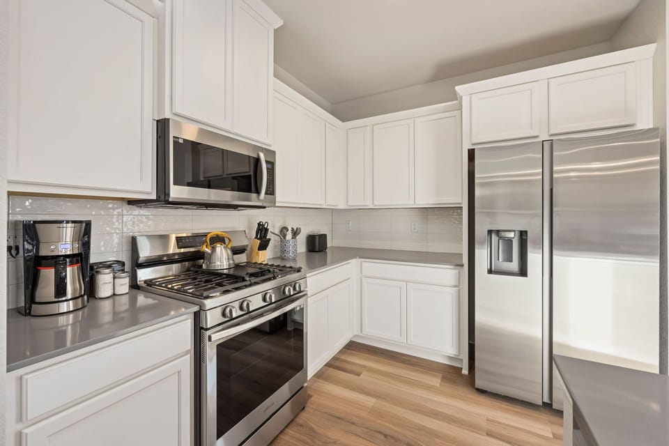 House, Multiple Beds, Patio, Garden View (2908 Barnstormer St Unit #1) | Private kitchen | Fridge, microwave, oven, stovetop