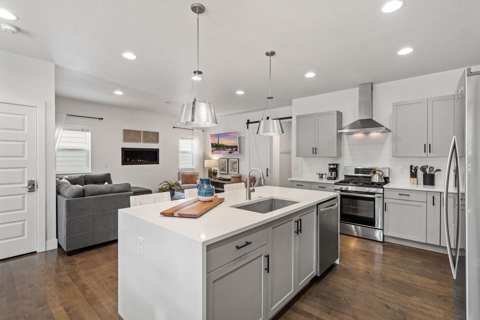 House, Multiple Beds, Patio, Garden View (350 Pascal St.) | Private kitchen | Fridge, microwave, oven, stovetop