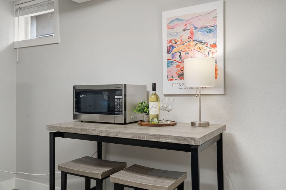Apartment, Multiple Beds, Kitchen, Garden View (622 W. Laurel St. - Lower) | Dining