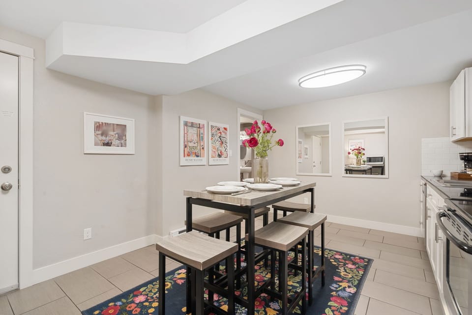 Apartment, Multiple Beds, Kitchen, Garden View (622 W. Laurel St. - Lower) | Dining