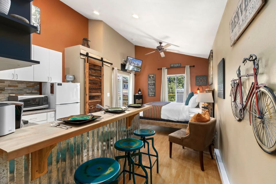 Apartment, Multiple Beds, Kitchen, Garden View (426 N. Loomis Ave.) | Private kitchen | Fridge, microwave, coffee/tea maker, cookware/dishes/utensils