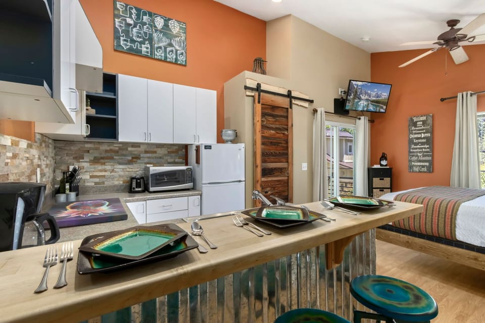 Apartment, Multiple Beds, Kitchen, Garden View (426 N. Loomis Ave.) | Private kitchen | Fridge, microwave, coffee/tea maker, cookware/dishes/utensils