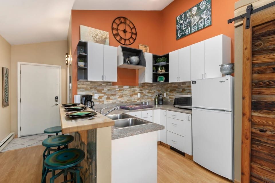 Apartment, Multiple Beds, Kitchen, Garden View (426 N. Loomis Ave.) | Private kitchen | Fridge, microwave, coffee/tea maker, cookware/dishes/utensils