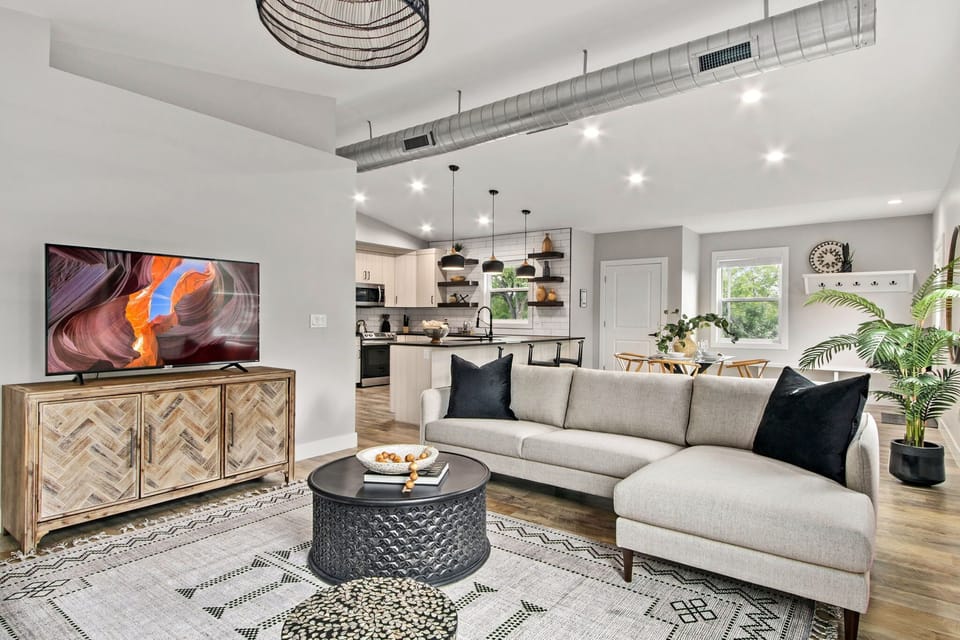 Apartment, Multiple Beds, Patio, Garden View (317 Stover St. Unit C) | Living area | 40-inch TV with digital channels