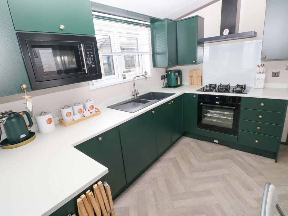 Cottage | Private kitchen | Fridge, dishwasher, electric kettle, toaster