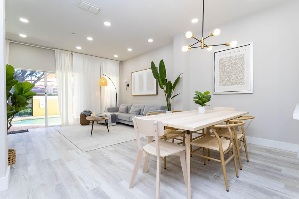 Dining Room (Sits 6)