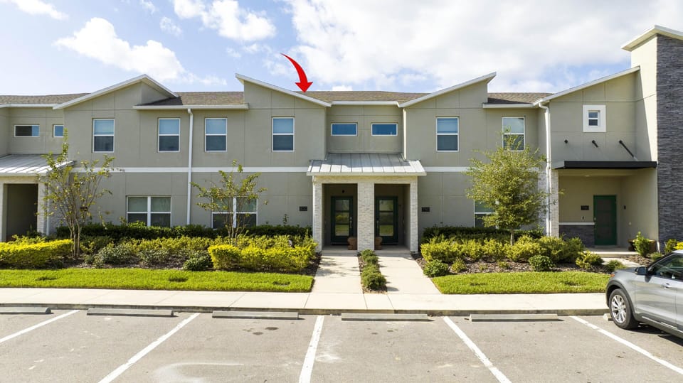 Front on the House (Park right in front)