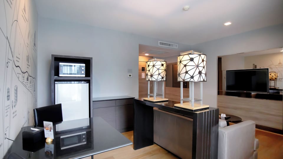 1 Bedroom Suite | In-room safe, desk, laptop workspace, soundproofing