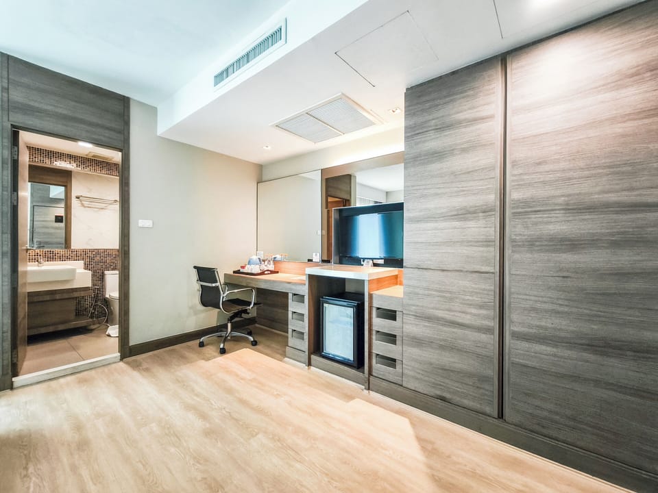 2 Bedrooms Premier (6 pax) | In-room safe, desk, laptop workspace, soundproofing