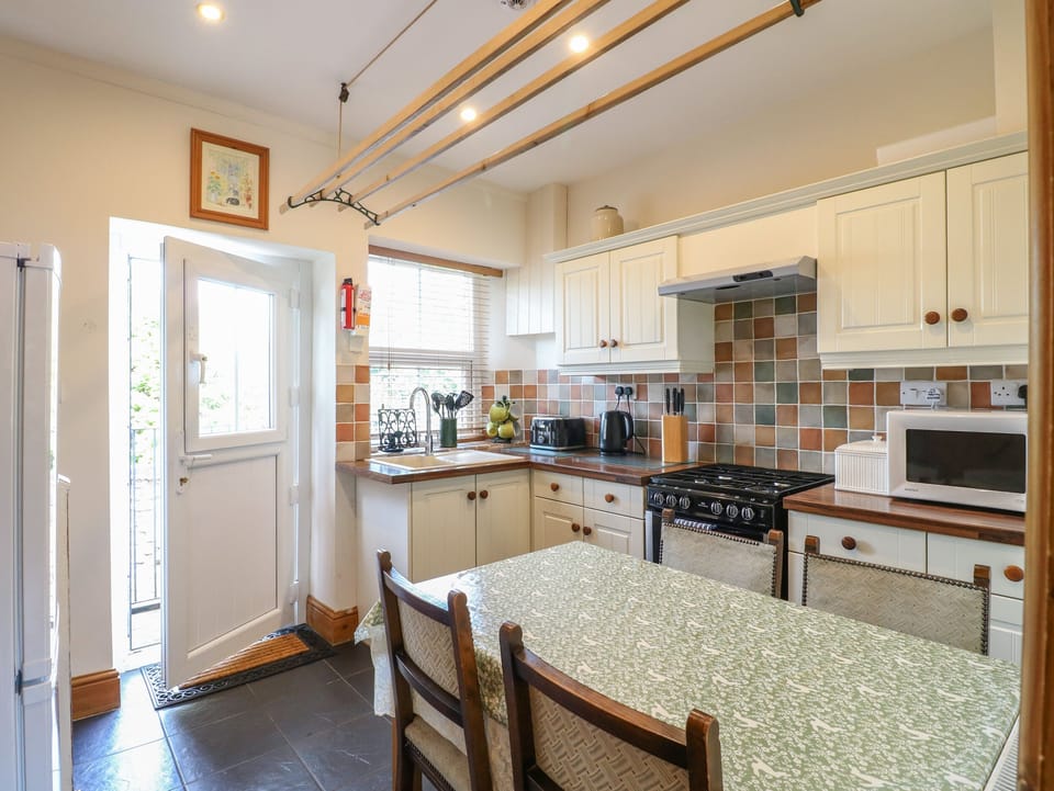 Cottage | Private kitchen | Fridge, electric kettle, toaster, cookware/dishes/utensils