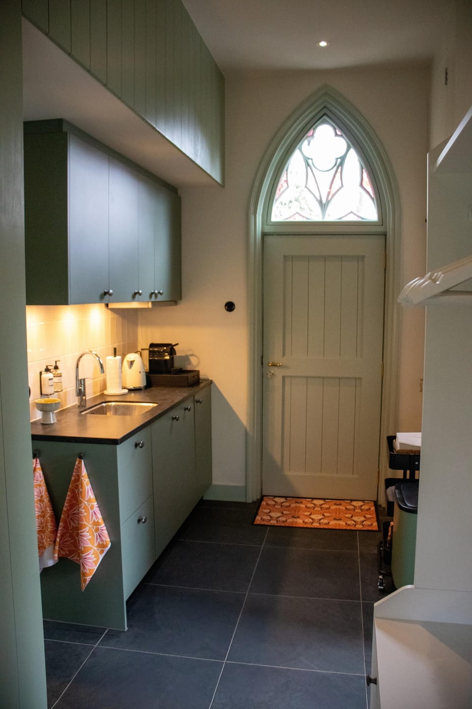 Luxury Cabin ( landgoedkamer - estate room) | Desk, blackout drapes, iron/ironing board, free WiFi