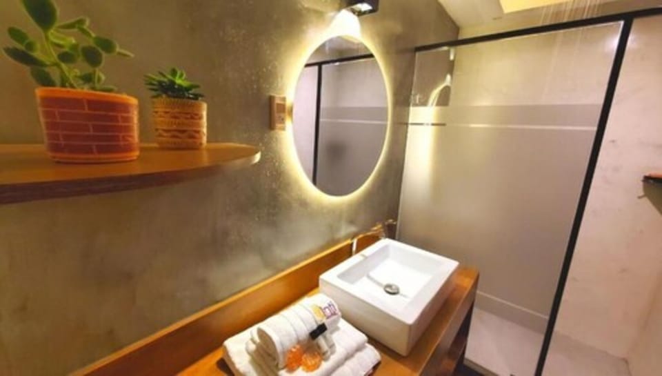 Shower, rainfall showerhead, free toiletries, towels
