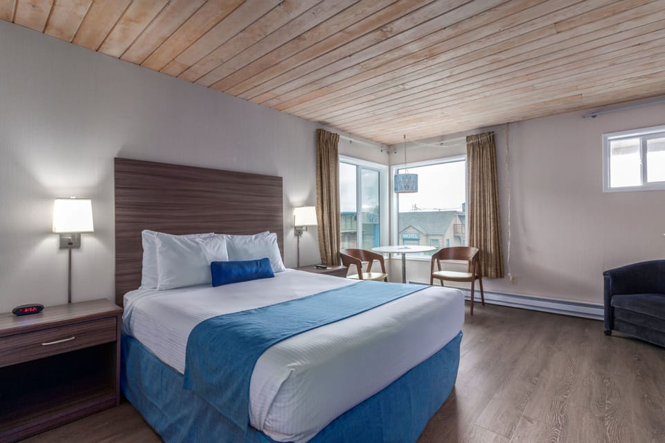 Economy room, 1 Queen bed, No View | Blackout drapes, iron/ironing board, cribs/infant beds, rollaway beds