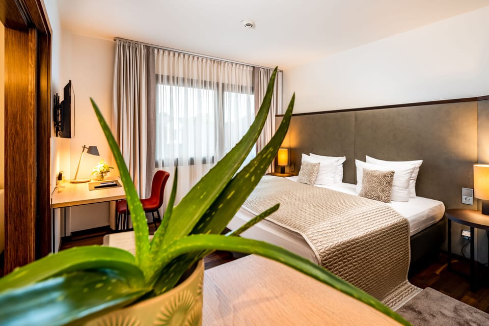 Hypo-allergenic bedding, in-room safe, desk, blackout drapes