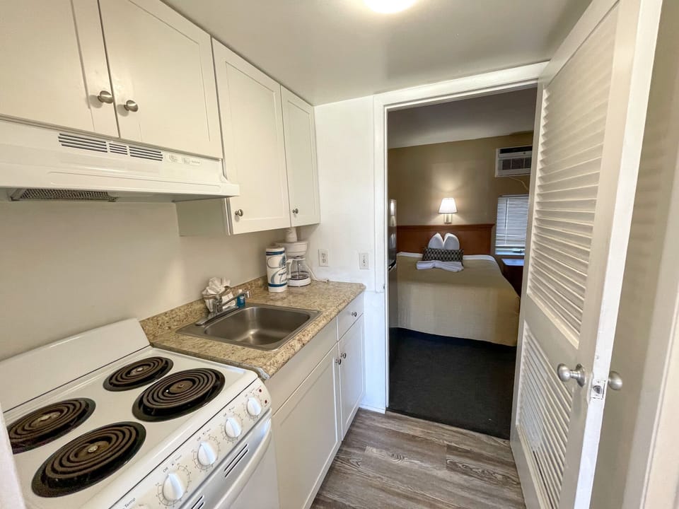 Triple Room, Kitchen, Partial Ocean View | Private kitchen | Fridge, coffee/tea maker