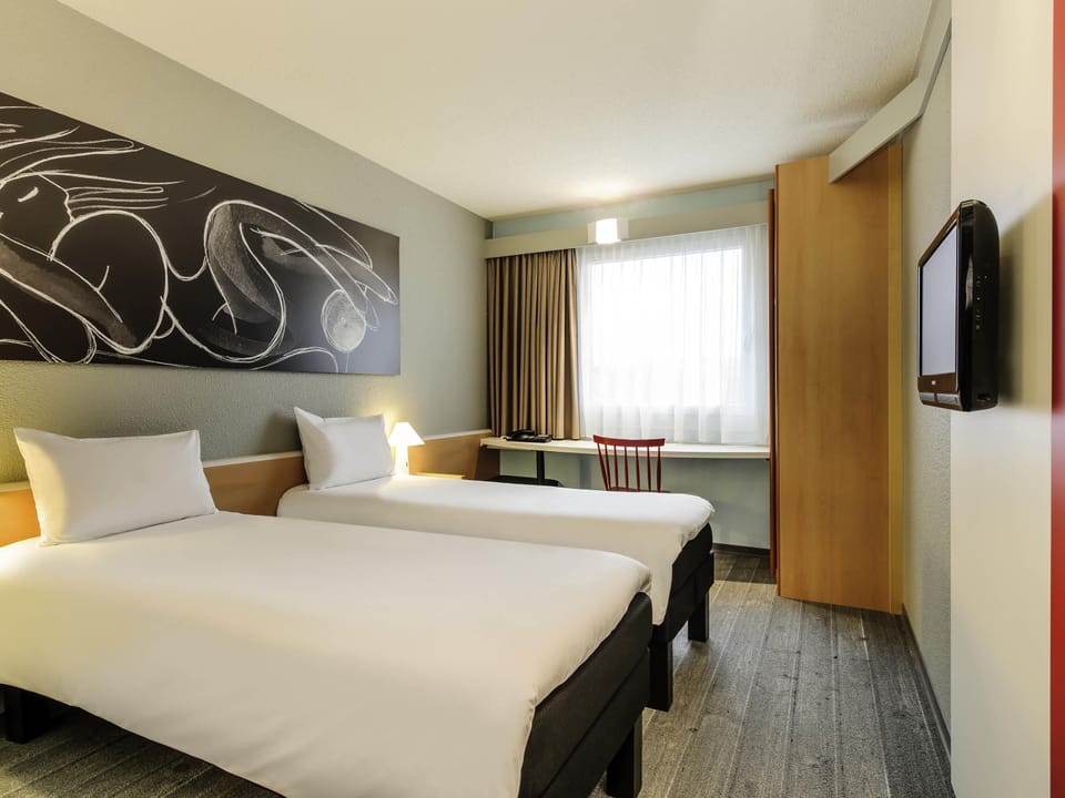 Standard Room, 2 Twin Beds | Hypo-allergenic bedding, desk, laptop workspace, soundproofing