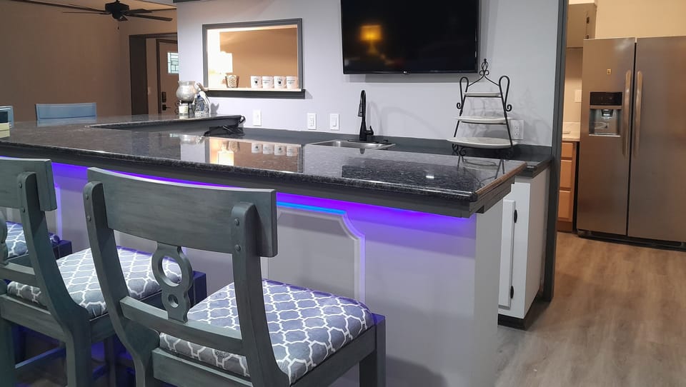 Full-size granite bar, with 6 seats and smart TV