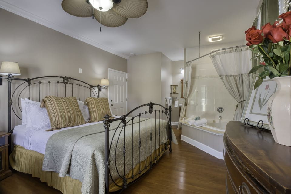 Premium Room, 1 King Bed, Garden View (Marcie's Suite) | Premium bedding, down comforters, individually decorated