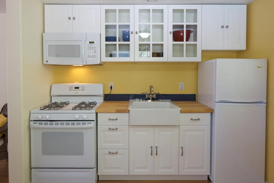 Fridge, coffee/tea maker