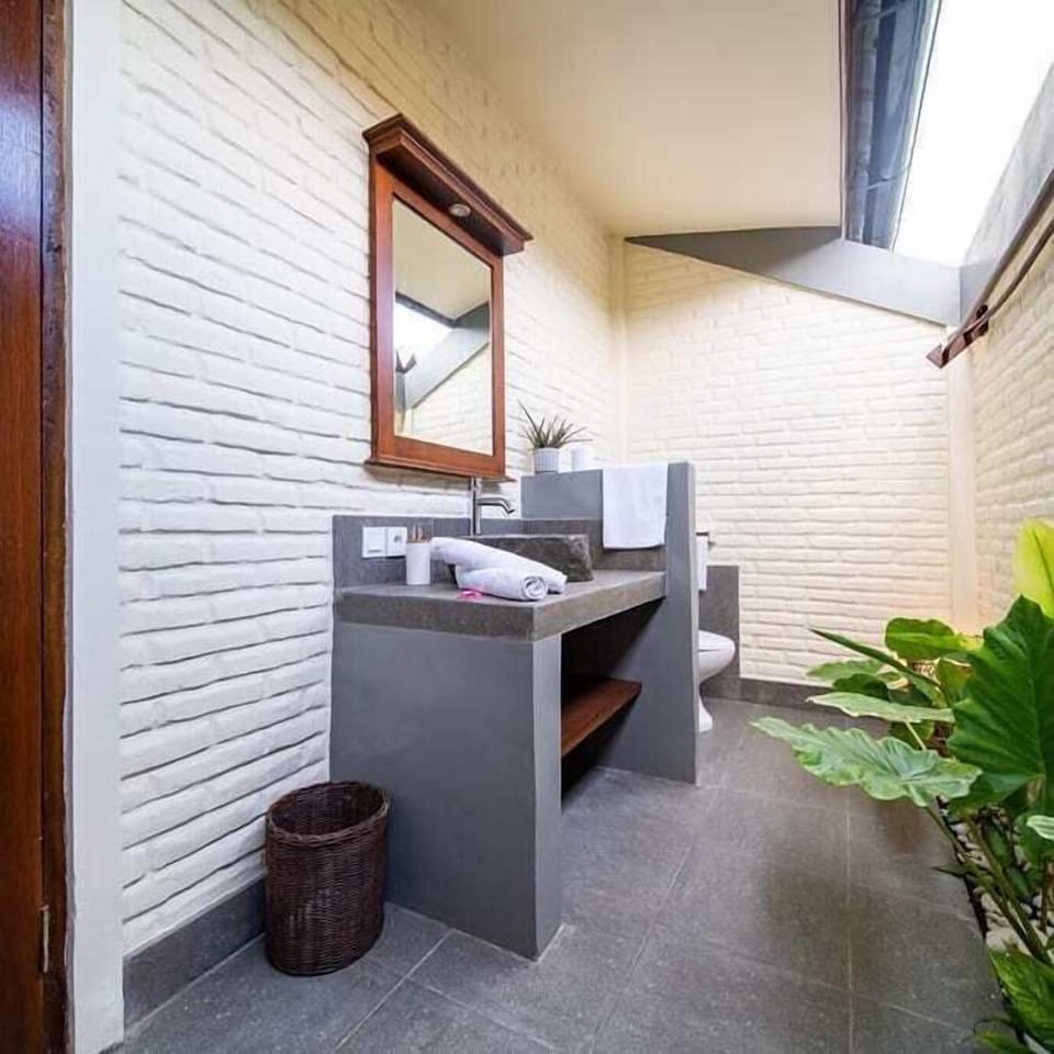 Deluxe Room, 1 King Bed | Bathroom | Shower, free toiletries, hair dryer (on request), electronic bidet