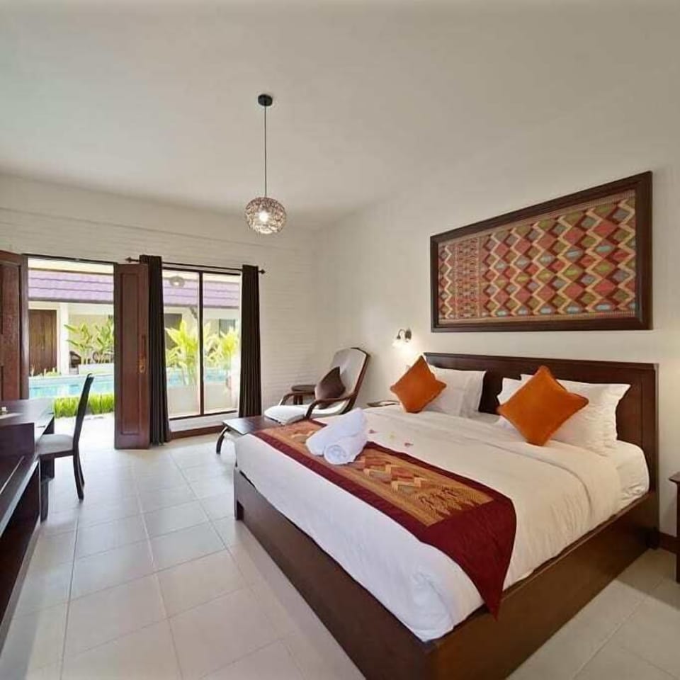 Deluxe Room, 1 King Bed | Premium bedding, pillowtop beds, minibar, in-room safe